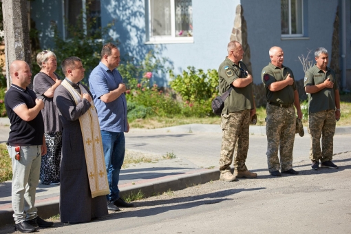 На фасаді будинку , де проживав Захисник - відкрили та освятили памʼятну дошку Руслану Приймаку.